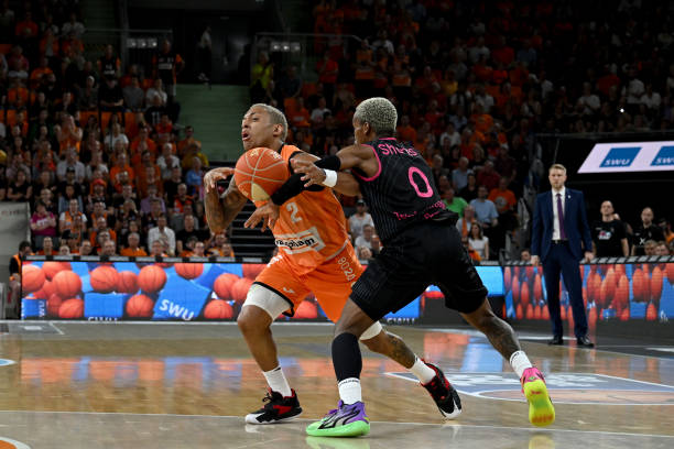 后防线的稳 后防线的稳